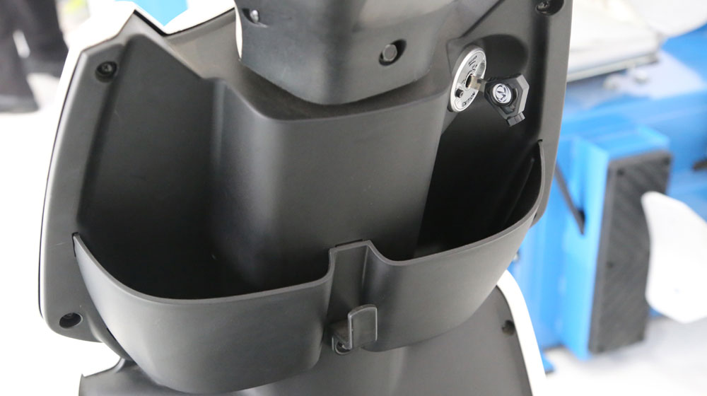 Cận cảnh Terra A4000i: Xe máy điện đắt hơn cả Honda SH 150i terra-a4000i (3).jpg