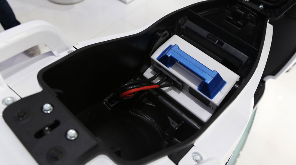 Cận cảnh Terra A4000i: Xe máy điện đắt hơn cả Honda SH 150i terra-a4000i (6).jpg