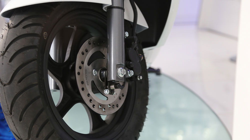 Cận cảnh Terra A4000i: Xe máy điện đắt hơn cả Honda SH 150i terra-a4000i (8).jpg