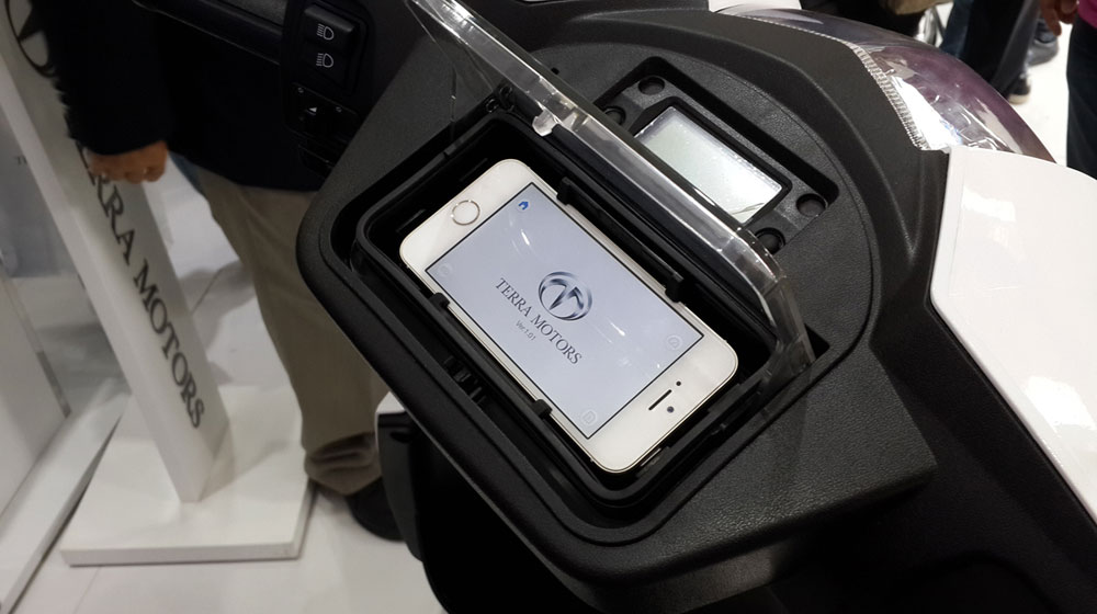 Cận cảnh Terra A4000i: Xe máy điện đắt hơn cả Honda SH 150i terra-a4000i.jpg