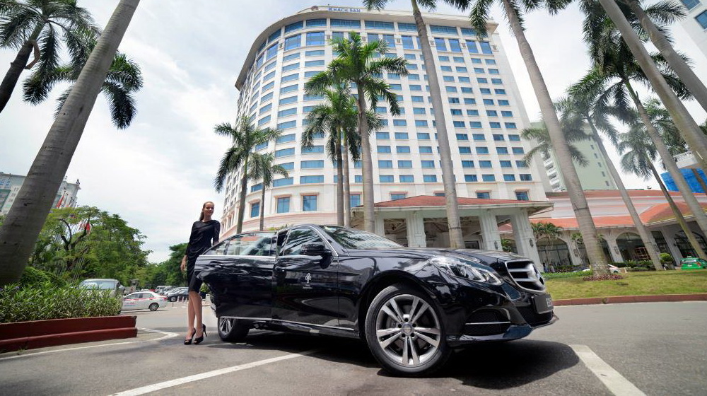 Mercedes giao xe E-Class cho khách sạn Daewoo Hà Nội Daewoo la mot trong nhung khach san 5 sao co khong gian xanh va ho boi dep nhat Ha Nòi.jpg