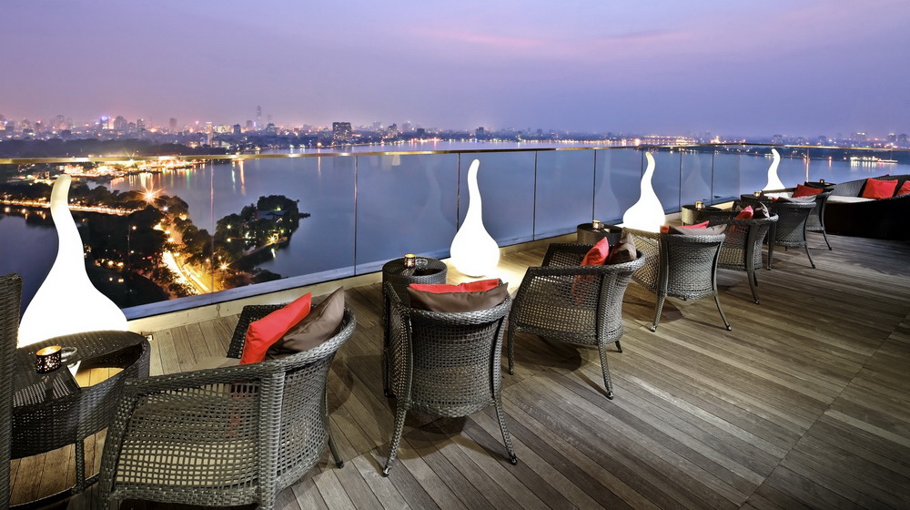 Euro Auto bàn giao 3 xe BMW 520i cho Sofitel Plaza Hà Nội Summit Lounge Terasse.jpg