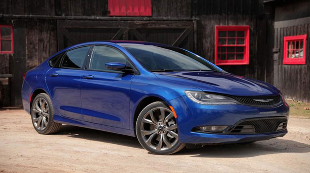 Top 10 xe “giá rẻ” trang bị hệ thống kiểm soát hành trình 2015-Chrysler-200S.jpg