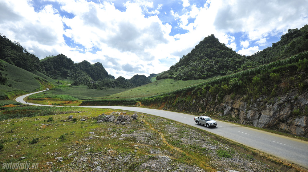 Autodaily nóng trong tuần (29/09 – 05/10) Isuzu-dmax (13).jpg