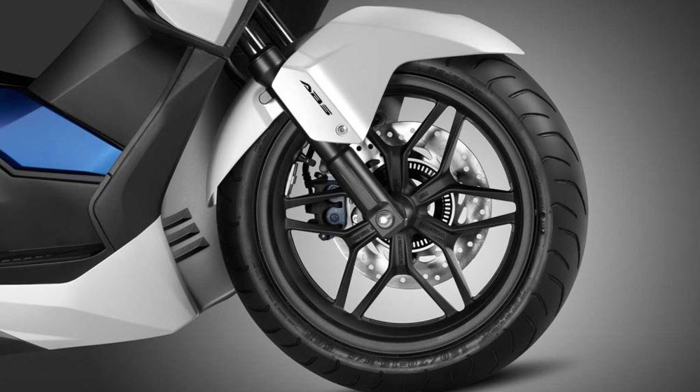 Honda ra xe tay ga mới với thiết kế đầy góc cạnh 2015-Honda-Forza-125-ABS.jpg