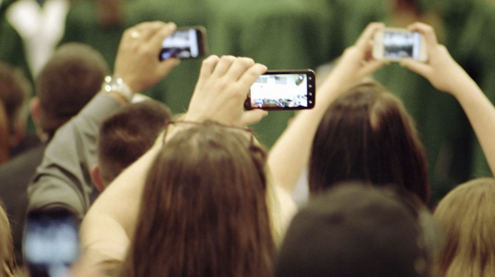 Người trẻ ngày càng chán ôtô iphone-pics.jpg