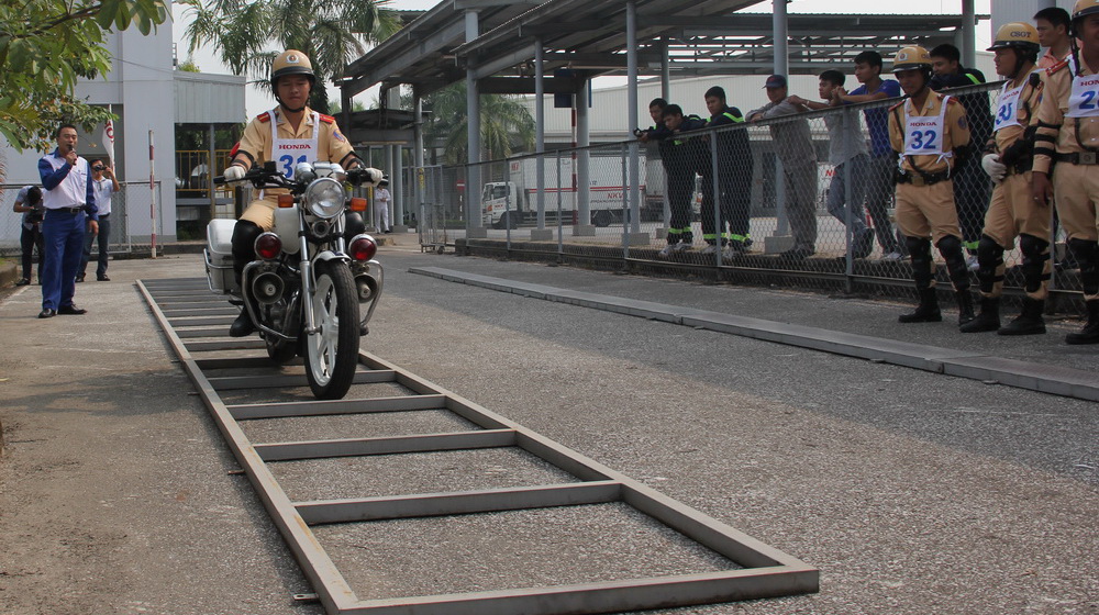 Honda VN đào tạo kỹ năng LXAT cho chiến sỹ CSGT các tỉnh, thành phố Chiến sỹ CSGT tập huấn thăng bằng trên địa hình không phẳng.JPG