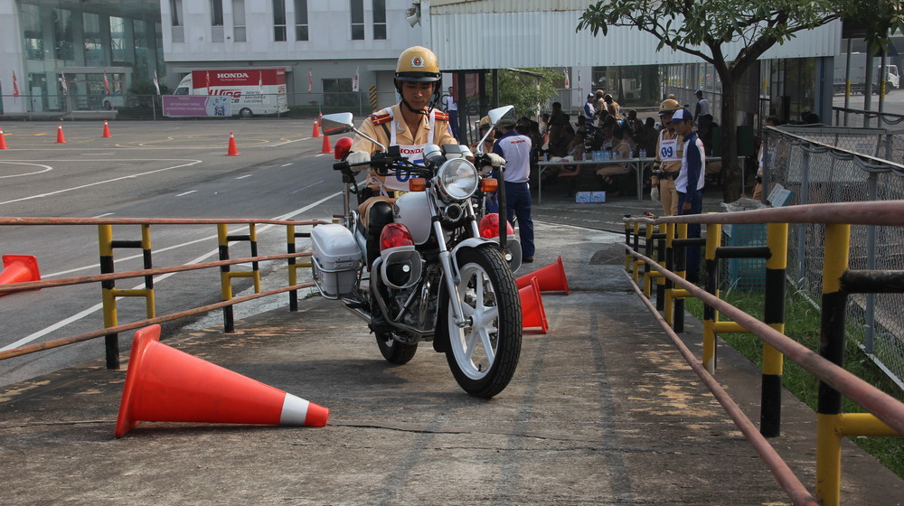Honda VN đào tạo kỹ năng LXAT cho chiến sỹ CSGT các tỉnh, thành phố Tập huấn thực hành thăng bằng trên đường dốc.JPG