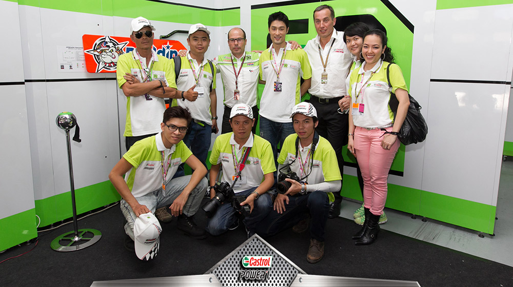 Johnny Trí Nguyễn và Fan Việt gặp gỡ thần tượng tại MotoGP 2014 LCS_2756.jpg