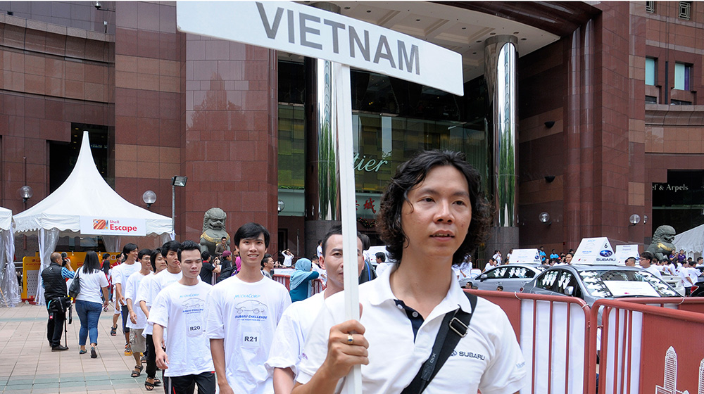 Thi đứng lâu nhất để nhận xe Subaru trị giá 85.000SGD _AUT4201.jpg