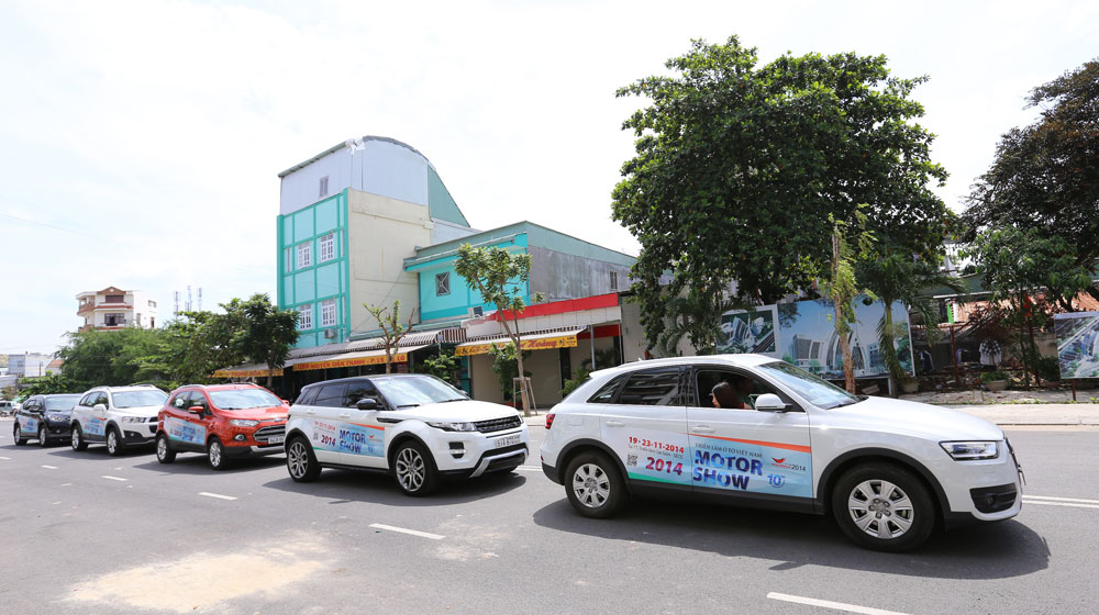 Xe sang “tràn” phố Sài Gòn trước thềm Triển lãm IMG_9963.jpg