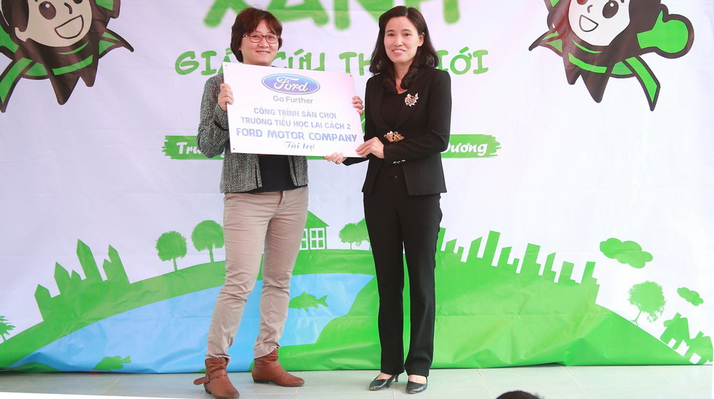 Ford Việt Nam tiếp nối chuỗi hoạt động cộng đồng cho trẻ em Chung nhan tai tro cong trinh San choi cua Ford Viet Nam.JPG