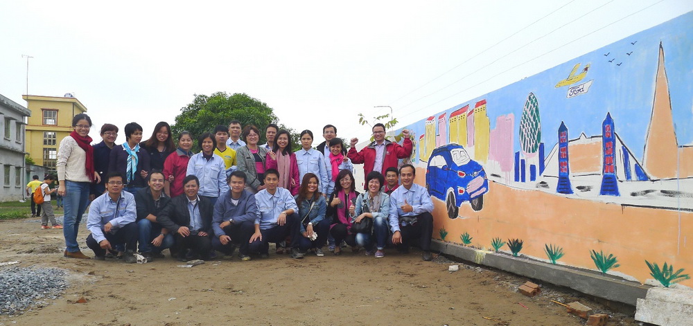 Ford Việt Nam tiếp nối chuỗi hoạt động cộng đồng cho trẻ em Doi ngu Ford Viet Nam cung cac thanh vien to chuc chuong trinh.JPG