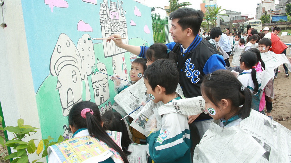 Ford Việt Nam tiếp nối chuỗi hoạt động cộng đồng cho trẻ em Ong Metelo Arias - Tong Giam doc Ford Viet Nam cung cac em ve tranh co dong bao ve moi truong.JPG