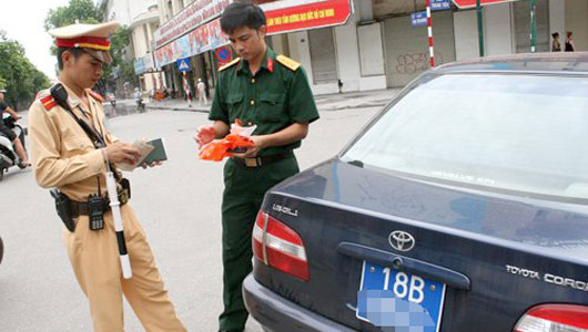 Đi xe ôtô không chính chủ sẽ bị phạt từ đầu năm 2015 xe-bien-xanh-vi-pham.jpg