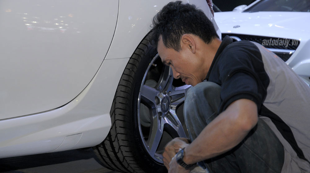 “Vã mồ hôi” chuẩn bị khai màn Vietnam Motor Show 2014 vietnam-motor-show-2014-day1 (11).jpg