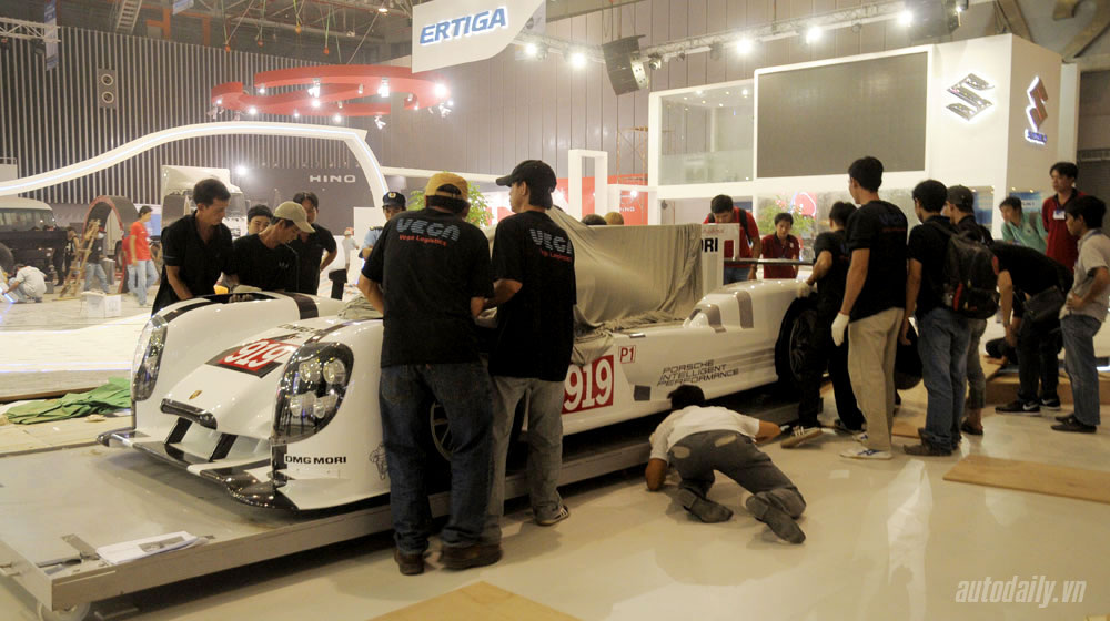“Vã mồ hôi” chuẩn bị khai màn Vietnam Motor Show 2014 vietnam-motor-show-2014-day1 (4).jpg