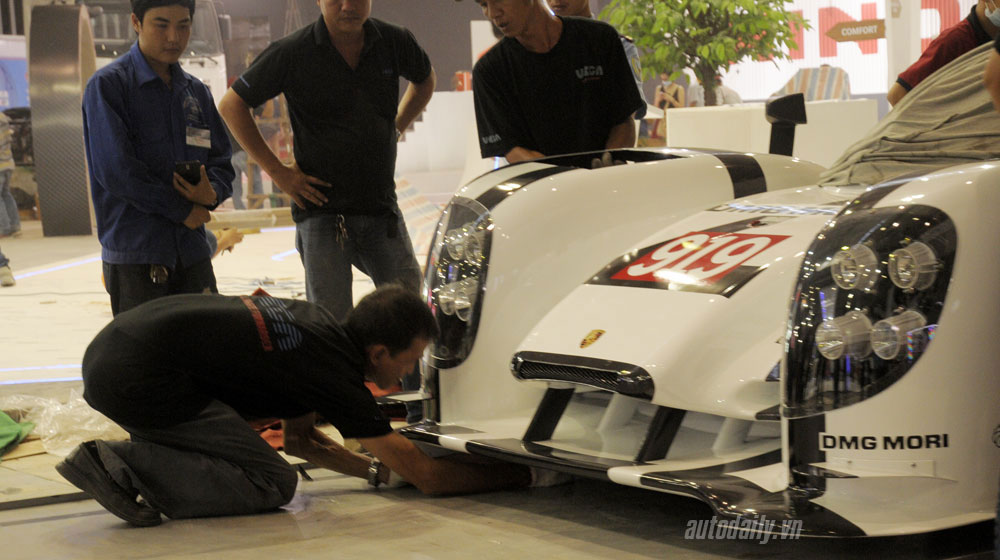 “Vã mồ hôi” chuẩn bị khai màn Vietnam Motor Show 2014 vietnam-motor-show-2014-day1 (5).jpg
