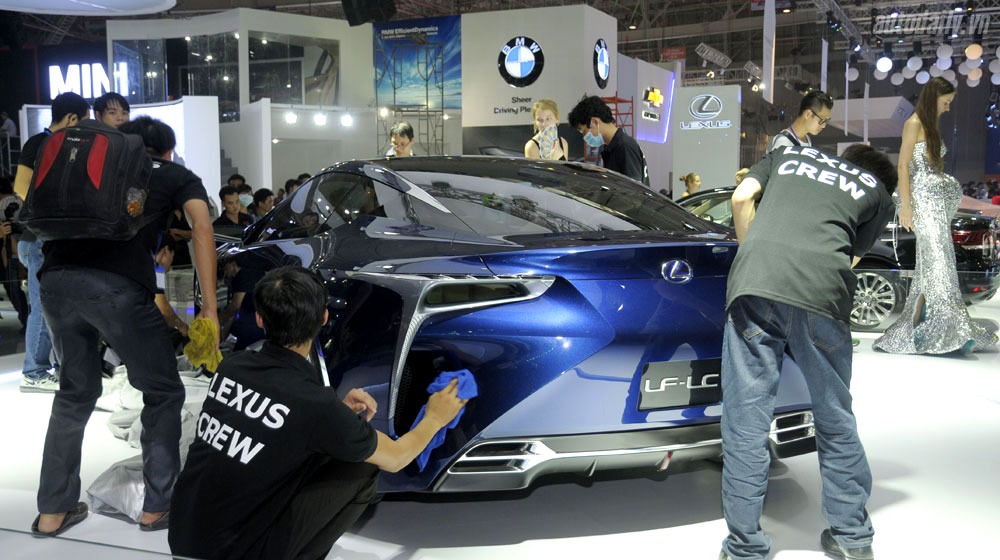 “Vã mồ hôi” chuẩn bị khai màn Vietnam Motor Show 2014 vietnam-motor-show-2014-day1 (6).jpg