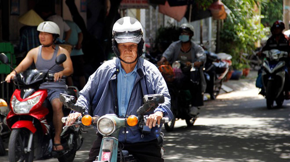 Người cao tuổi có được điều khiển xe máy? nguoicaotuoi.jpg