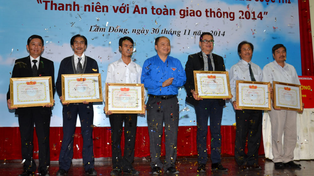 Trao giải cuộc thi “Thanh niên với An toàn giao thông 2014 doan-trao-head.jpg