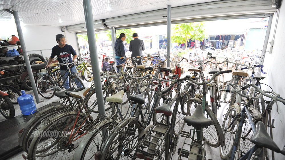 “Đột nhập” kho xe cổ hàng trăm chiếc tại Hà Nội cho xe co (25).jpg