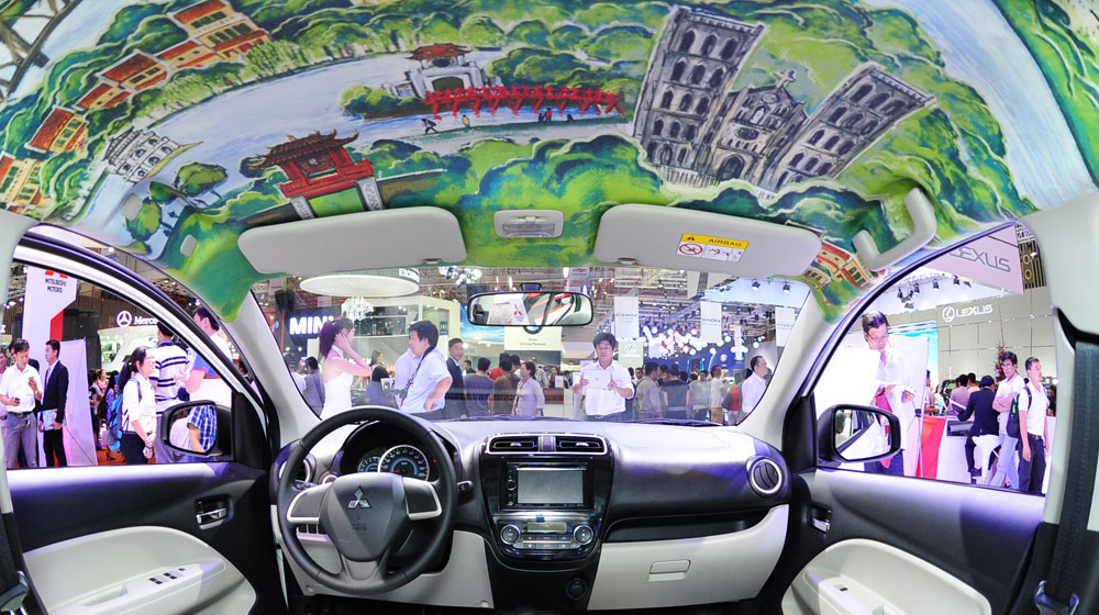 Xu hướng mới: Trang trí trần xe với 5 bước đơn giản mitsubishi-attrage1 (2).jpg