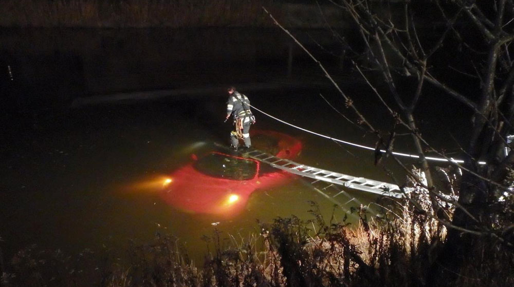 Mất lái, Ferrari F430 Spider “bơi” hồ ferrari-f430 (1).jpg
