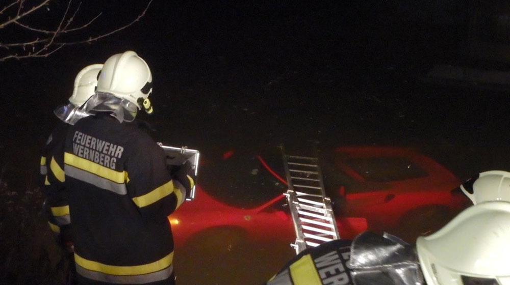 Mất lái, Ferrari F430 Spider “bơi” hồ ferrari-f430 (2).jpg