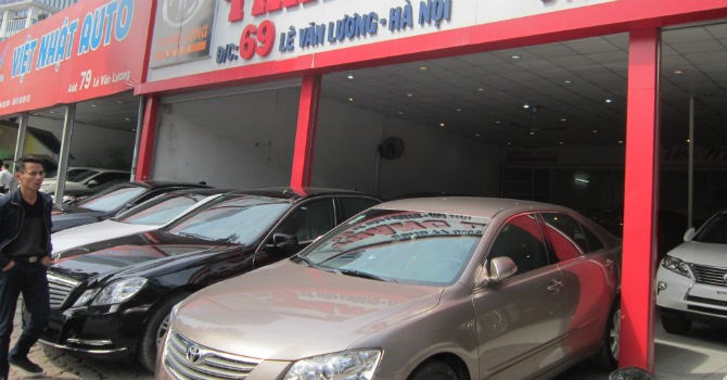 “Ăn theo” thị trường ô tô mới, giao dịch xe cũ tăng mạnh thi_truong_o_to_cu_bizlive_vn_ABZB.jpg