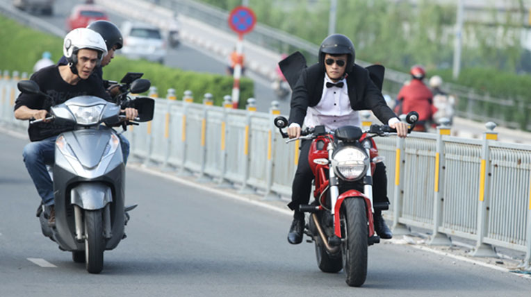 Công Vinh mặc đồ cưới “cưỡi” môtô “khủng” Thuy-Tien-Cong-Vinh-4-5318-1418787358.jpg