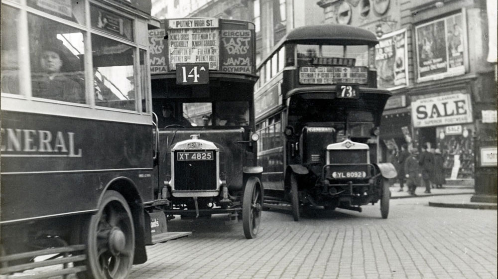 Xe buýt có mặt tại Việt Nam từ khi nào? Traffic_in_London_in_1927.jpg