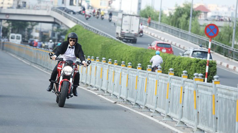 Công Vinh mặc đồ cưới “cưỡi” môtô “khủng” thuy-tien-cong-vinh-to-chuc-tiec-cuoi-ngoai-troi-hoanh-trang-trong-mv-dac-biet.jpg