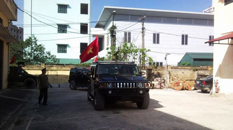 Cảnh sát Việt Nam dùng “xế khủng” Hummer 15_36_1307150991_67_vnm_2011_355138.jpg