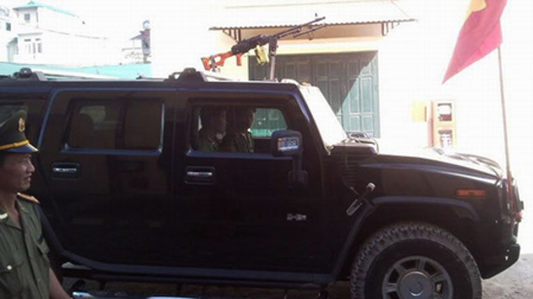 Cảnh sát Việt Nam dùng “xế khủng” Hummer 15_36_1307150992_68_vnm_2011_355140.jpg