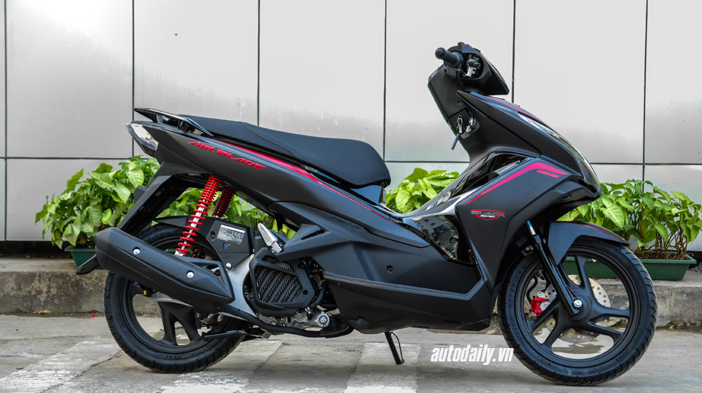 Cận cảnh Honda Air Blade 125 Black Edition vừa 
