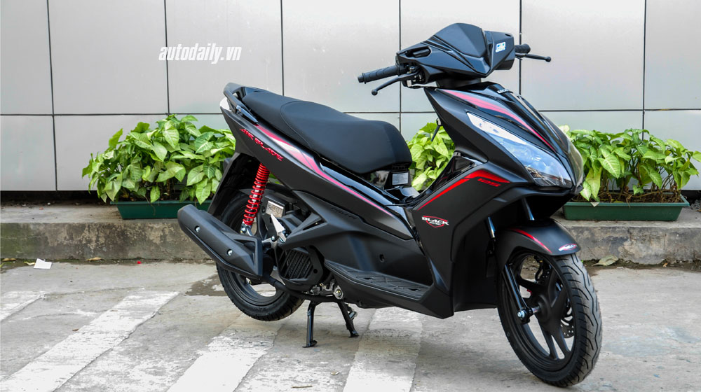 Cận cảnh Honda Air Blade 125 Black Edition vừa 