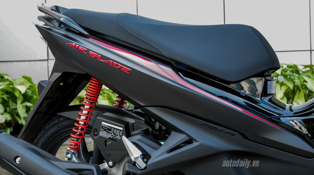 Cận cảnh Honda Air Blade 125 Black Edition vừa 