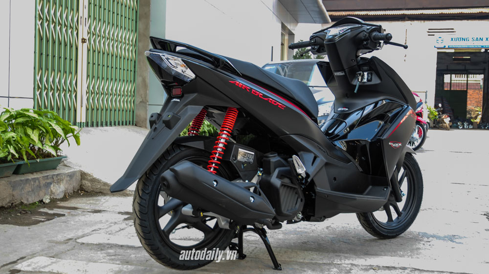 Cận cảnh Honda Air Blade 125 Black Edition vừa 
