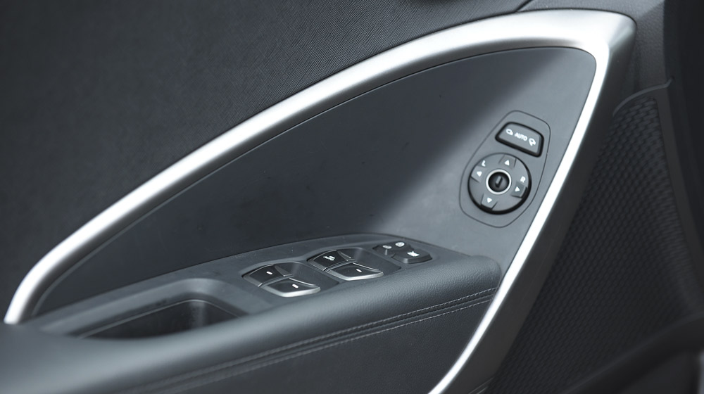 Hyundai Santa Fe 2015 phiên bản đặc biệt có gì hấp dẫn? Hyundai Santafe 2014 (49).jpg