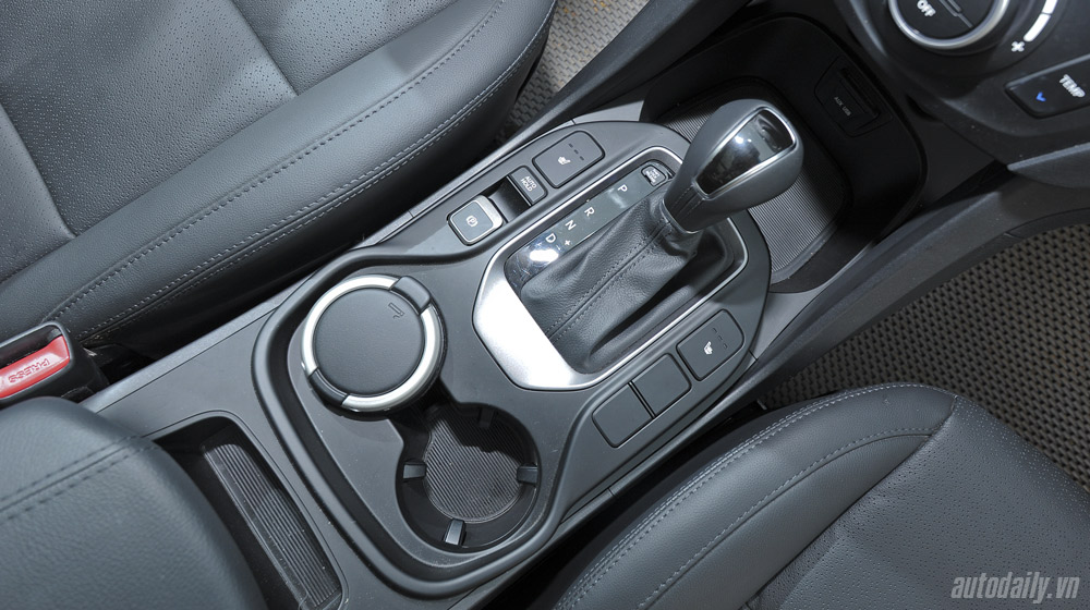 Hyundai Santa Fe 2015 phiên bản đặc biệt có gì hấp dẫn? Hyundai Santafe 2014 (52).jpg