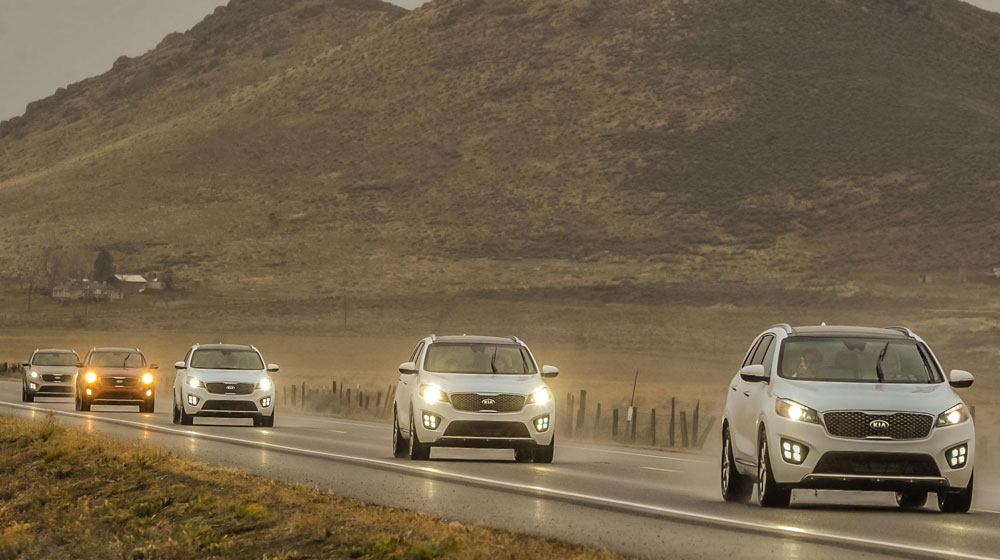 Sorento 2016: Lời thách thức đến từ Kia 2016-kia-sorento-sx-limited-lineup-in-motion.jpg