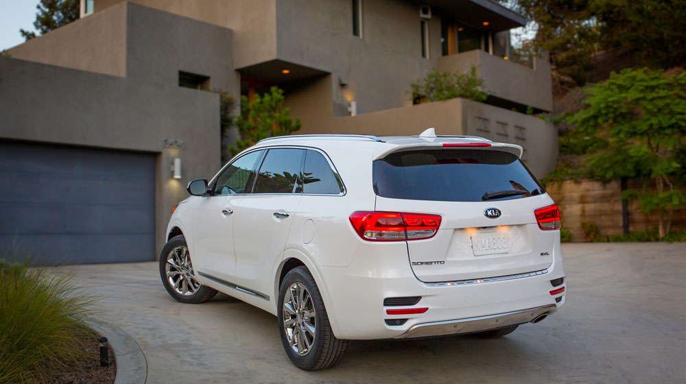Sorento 2016: Lời thách thức đến từ Kia 2016-kia-sorento-sxl-rear-three-quarter.jpg