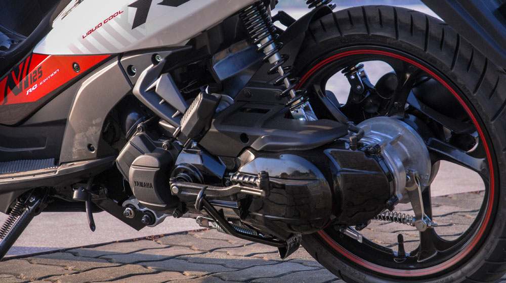 Ra phiên bản mới, Honda Air Blade tiếp tục “đè” Yamaha Nouvo 20141219-_AUT7713.jpg