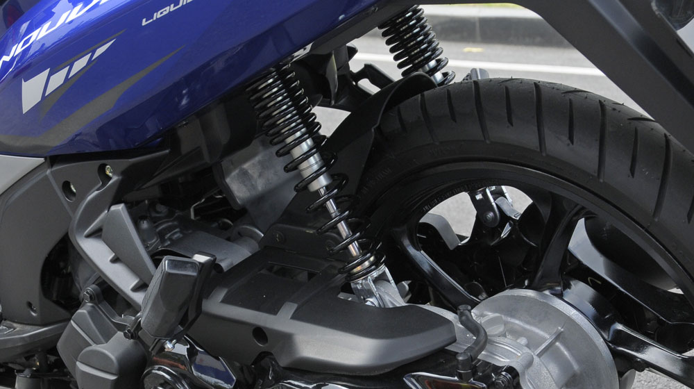 Ra phiên bản mới, Honda Air Blade tiếp tục “đè” Yamaha Nouvo yamaha-nouvo-fi-2015 (10).jpg