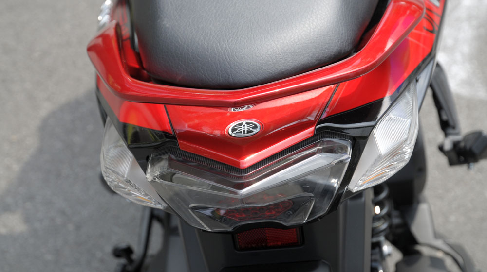 Ra phiên bản mới, Honda Air Blade tiếp tục “đè” Yamaha Nouvo yamaha-nouvo-fi-2015 (5).jpg