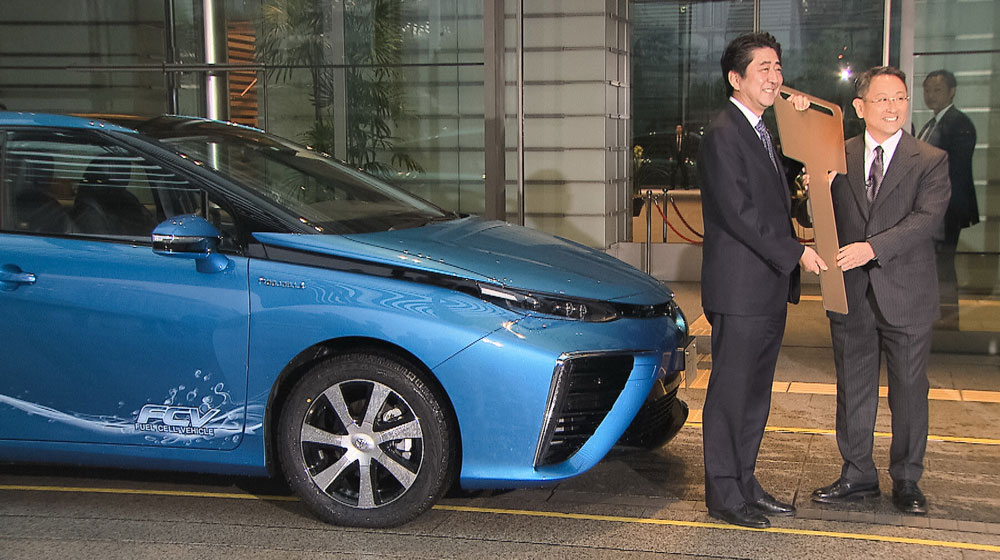 Thủ tướng Nhật nhận chiếc Toyota Mirai đầu tiên Toyota-Mirai-Shinzo-Abe-2.jpg