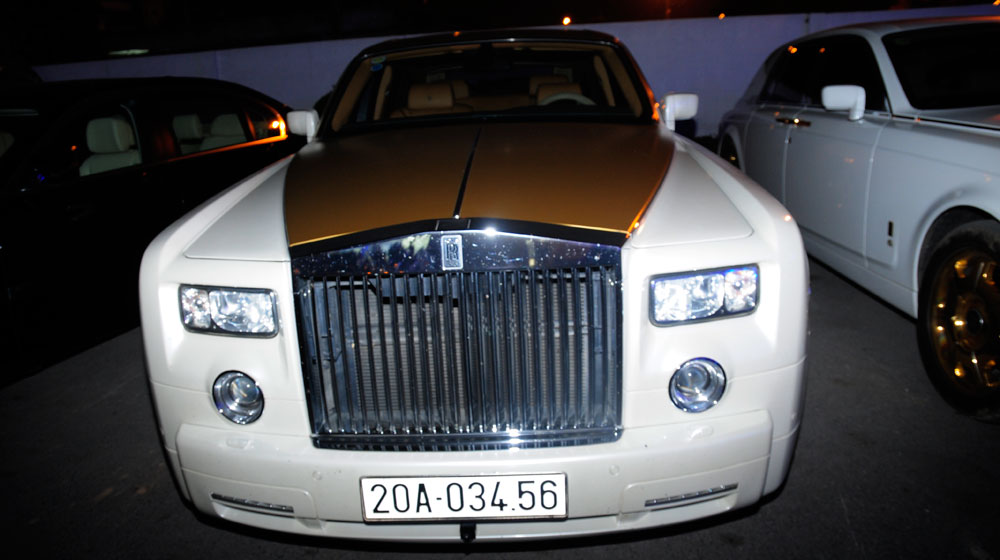 Cặp đôi Rolls-Royce Phantom biển 