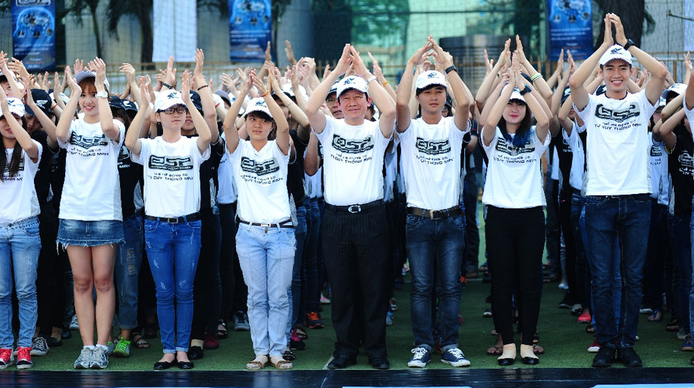 Honda Việt Nam xác lập kỷ lục tạo hình logo eSP Ông-Hồ-Mạnh-Tuấn---Phó-TGĐ-Thứ-nhất-Honda-VN-tham-gia-xếp-logo.jpg