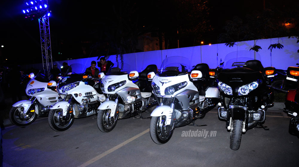Hàng trăm mô-tô 